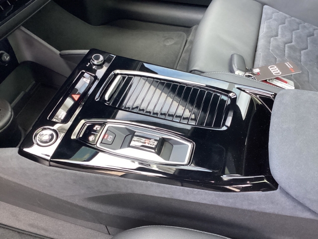 Audi - A6 e-tron Avant performance S-Line B&O TechPlus TopView HUD_17