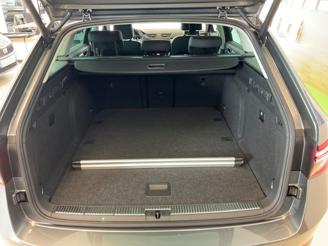 Skoda - Superb 2.0 TDI Combi Style AHK ACC Navi LaneAssist_9