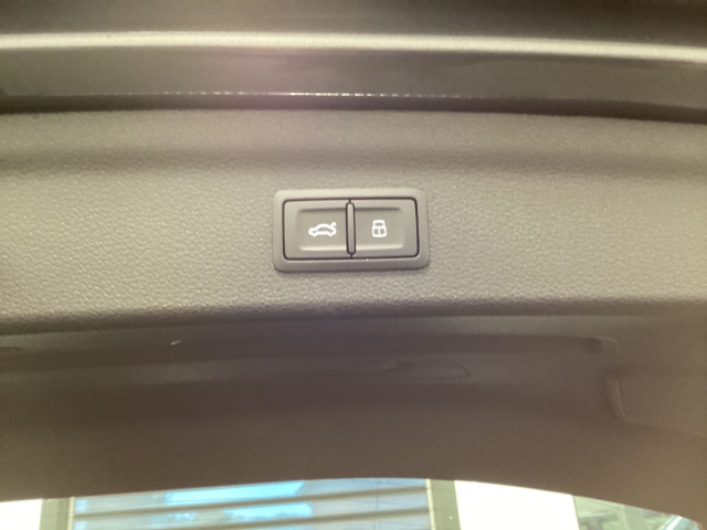 Audi - Q3 S line 35TDI quattro S tronic Navi LED El. Heckklappe Leder_16